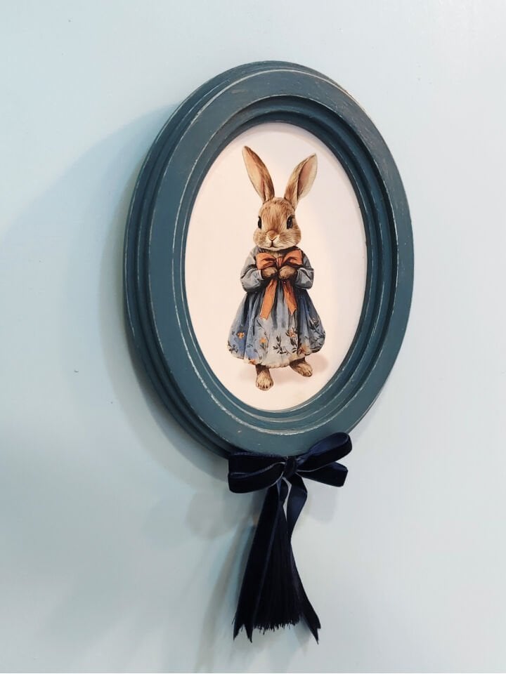 Peter Rabbit Esintili El Yapımı Dekoratif Tavşan Tablosu - Mavi Kurdele Detaylı