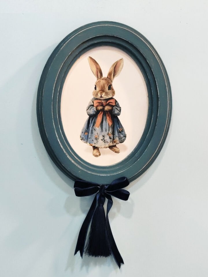 Peter Rabbit Esintili El Yapımı Dekoratif Tavşan Tablosu - Mavi Kurdele Detaylı