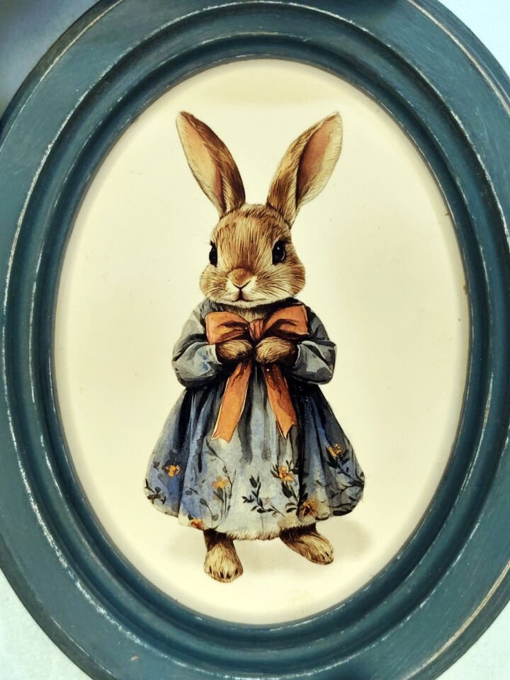 Peter Rabbit Esintili El Yapımı Dekoratif Tavşan Tablosu - Mavi Kurdele Detaylı