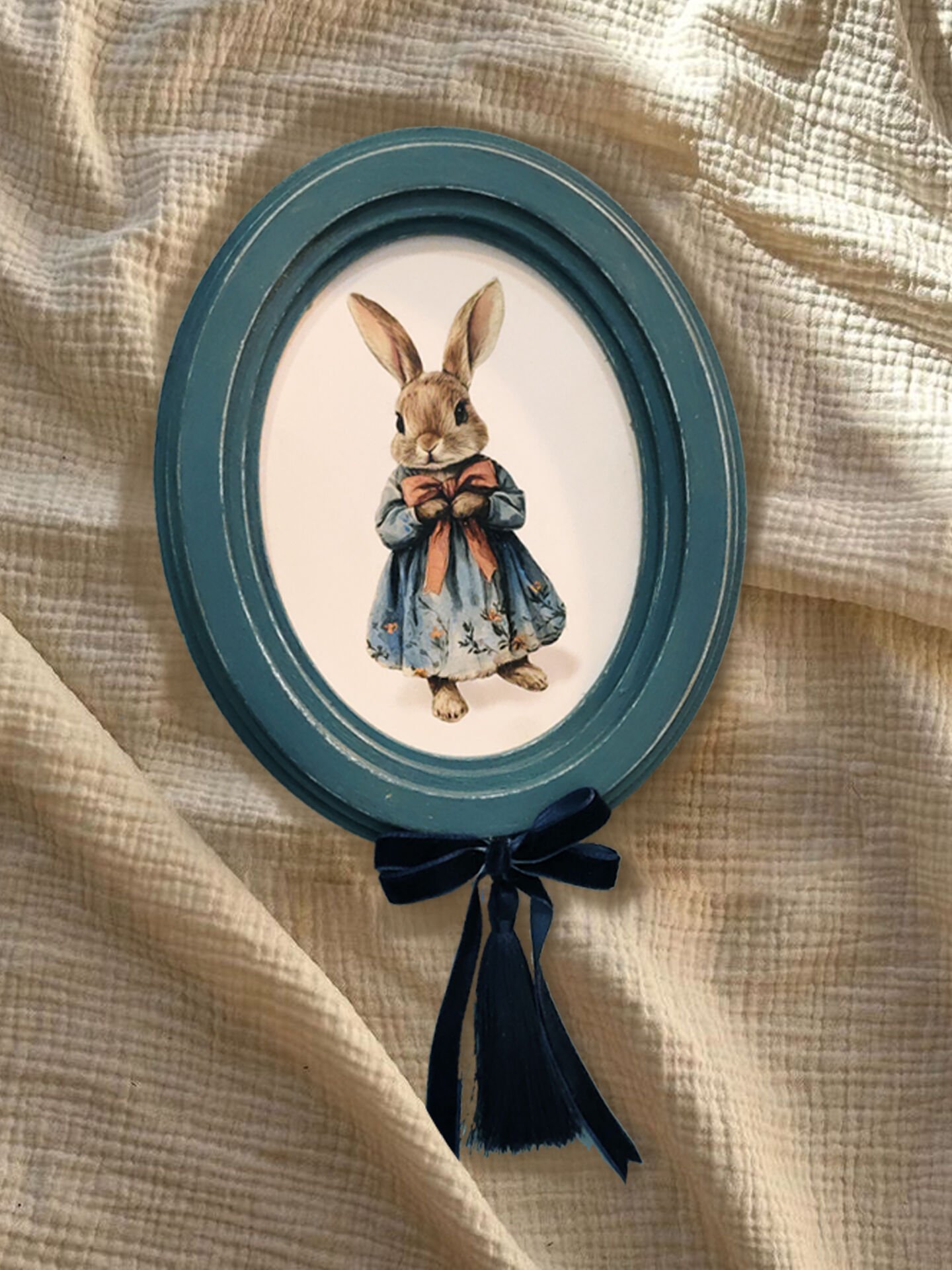 Peter Rabbit Esintili El Yapımı Dekoratif Tavşan Tablosu - Mavi Kurdele Detaylı