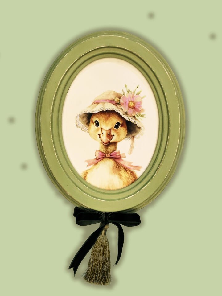 Pembe Çiçekli Şapkalı Ördek Temalı El Yapımı Dekoratif Tablo - Yeşil Kurdele Detaylı