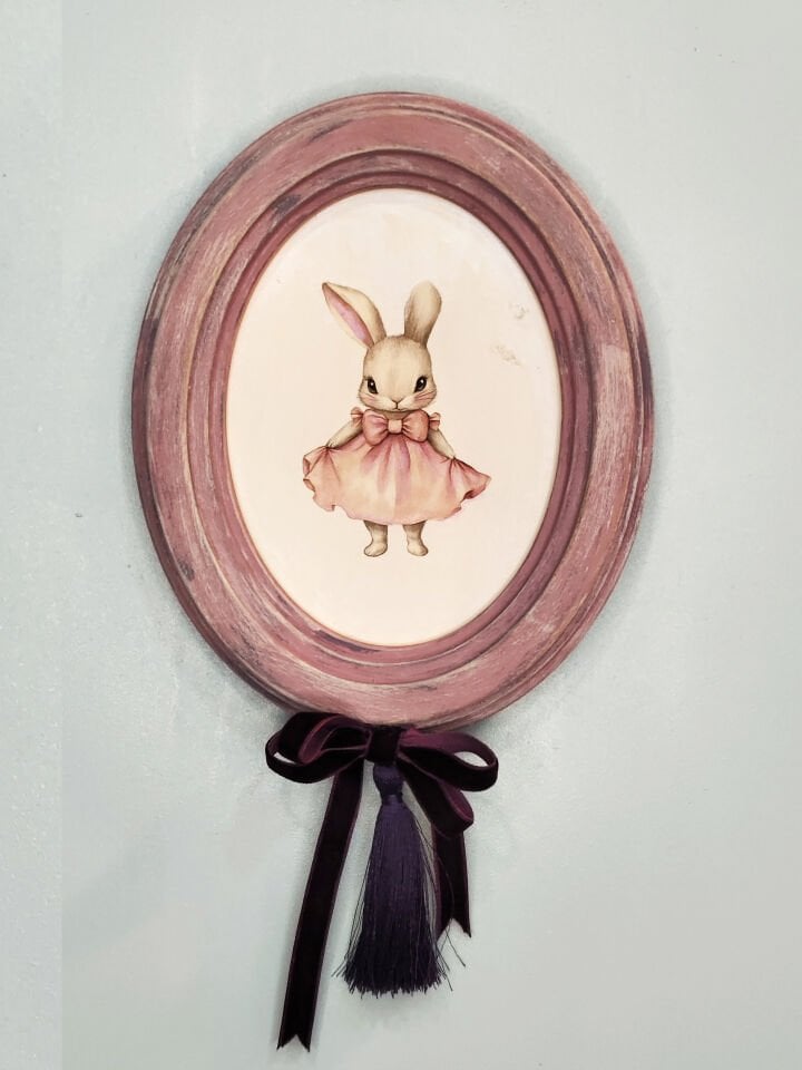 Pembe Tavşan Temalı El Yapımı Dekoratif Tablo - Mor Kurdele Detaylı