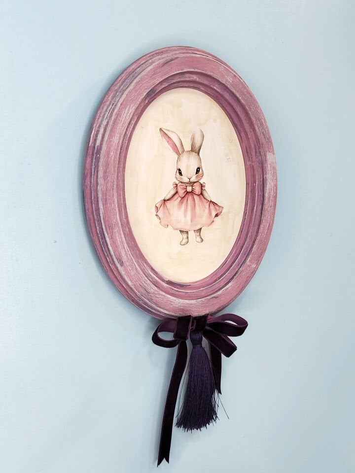 Pembe Tavşan Temalı El Yapımı Dekoratif Tablo - Mor Kurdele Detaylı