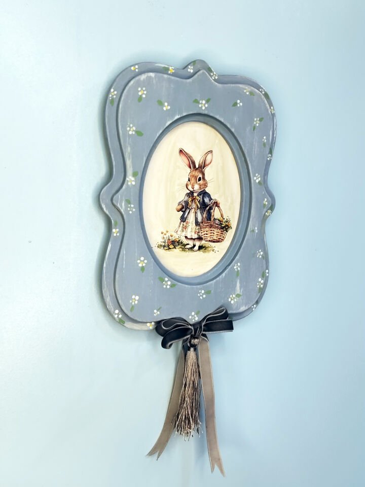 Çiçek Toplayan Tavşan El Yapımı Dekoratif Tablo - Lacivert Kurdele Detaylı