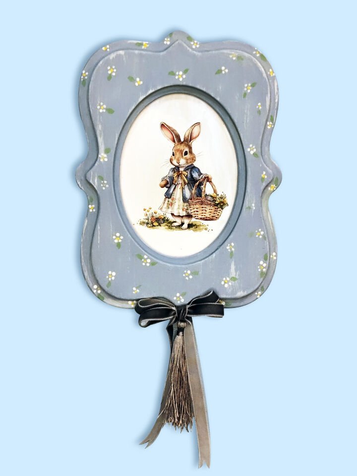 Çiçek Toplayan Tavşan El Yapımı Dekoratif Tablo - Lacivert Kurdele Detaylı