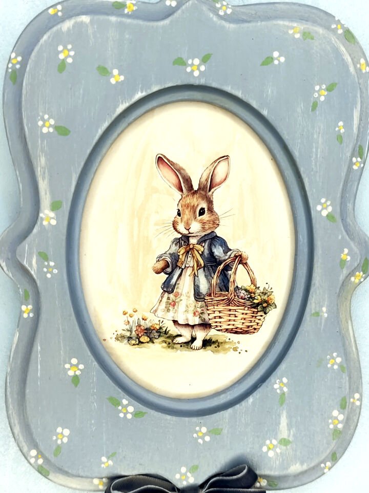 Çiçek Toplayan Tavşan El Yapımı Dekoratif Tablo - Lacivert Kurdele Detaylı