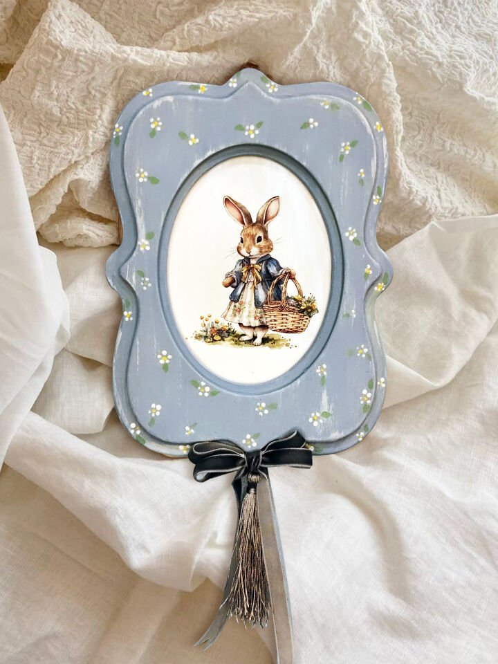 Çiçek Toplayan Tavşan El Yapımı Dekoratif Tablo - Lacivert Kurdele Detaylı