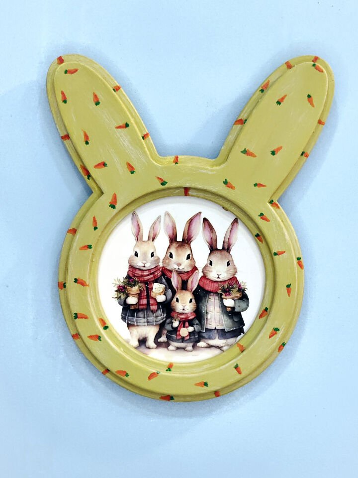 Havuç Motifli Yeşil Çerçeveli Tavşan Ailesi Resmi El Yapımı Dekoratif Tablo