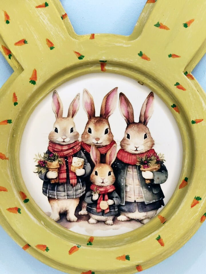 Havuç Motifli Yeşil Çerçeveli Tavşan Ailesi Resmi El Yapımı Dekoratif Tablo