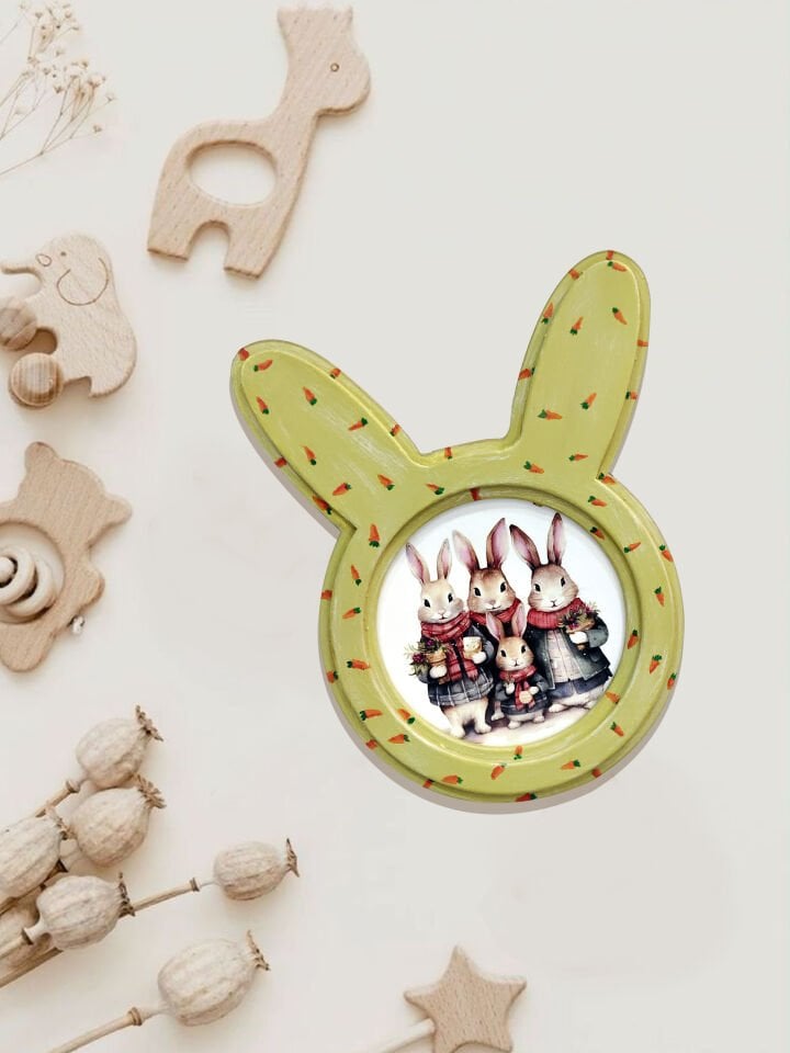 Havuç Motifli Yeşil Çerçeveli Tavşan Ailesi Resmi El Yapımı Dekoratif Tablo