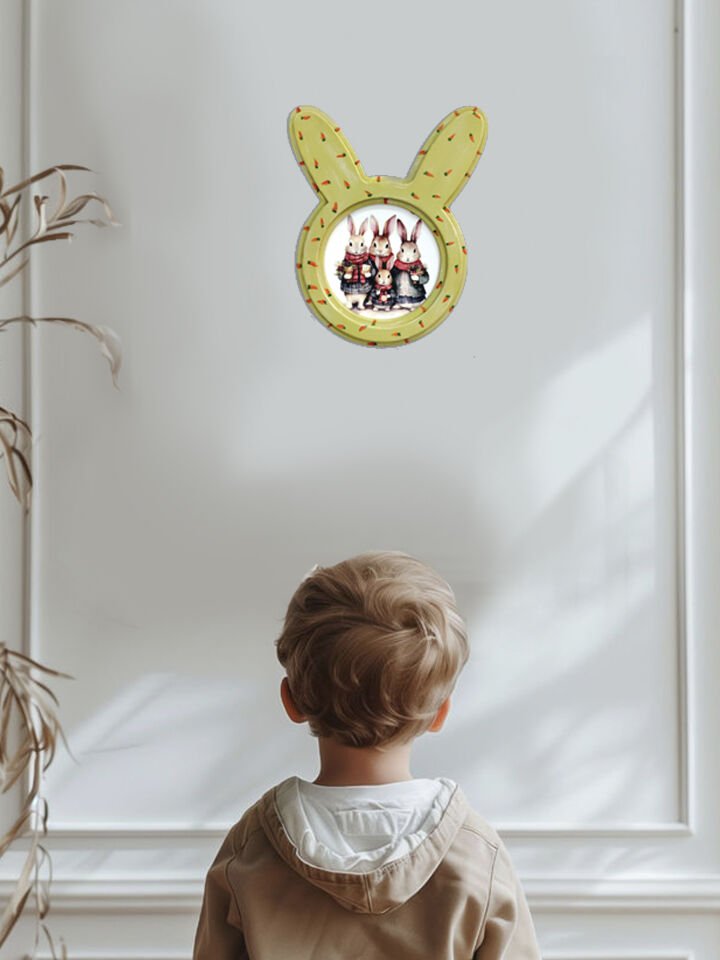 Havuç Motifli Yeşil Çerçeveli Tavşan Ailesi Resmi El Yapımı Dekoratif Tablo