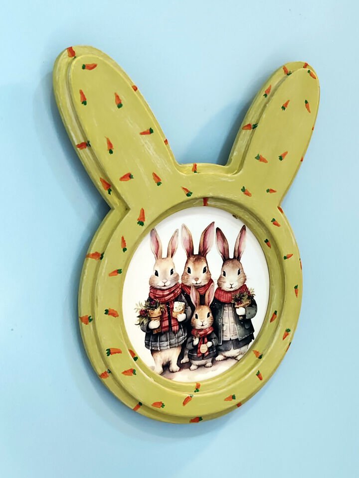 Havuç Motifli Yeşil Çerçeveli Tavşan Ailesi Resmi El Yapımı Dekoratif Tablo